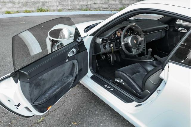Photo of 2010 White Porsche 911