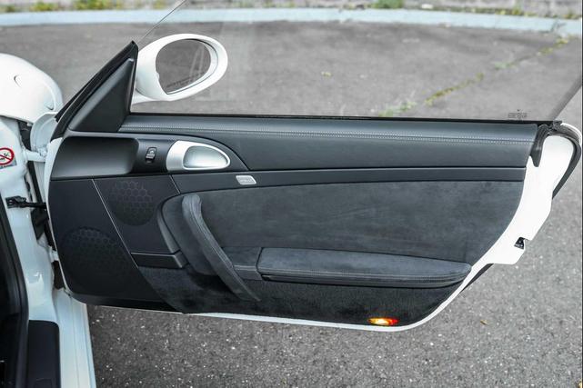 Photo of 2010 White Porsche 911