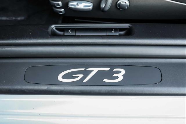 Photo of 2010 White Porsche 911