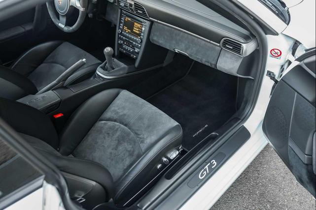 Photo of 2010 White Porsche 911