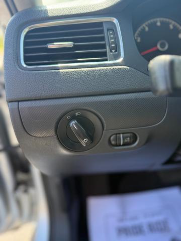 Photo of 2014 Reflex Silver Metallic Volkswagen Jetta