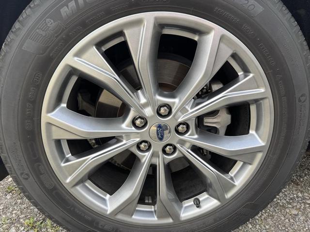 Photo of 2021 AGATE BLACK METALLIC Ford Explorer