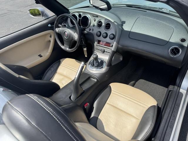 Photo of 2008 Cool (Liquid Silver Metallic) Pontiac Solstice