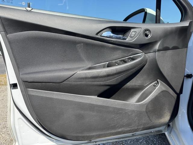 Photo of 2017 Summit White Chevrolet Cruze