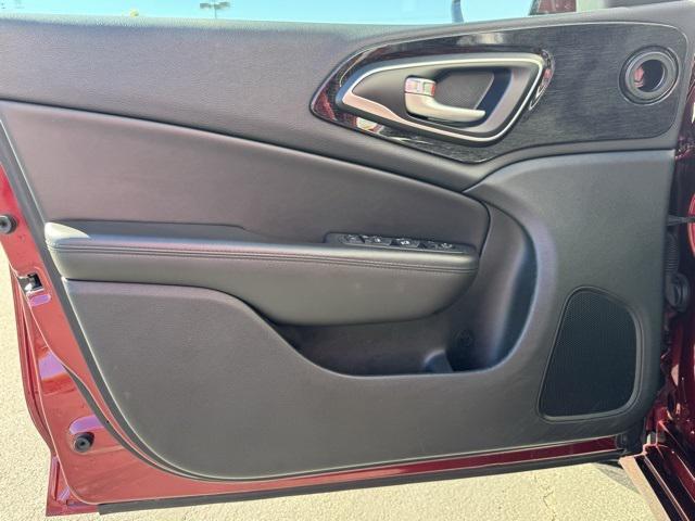 Photo of 2015 Velvet Red Pearlcoat Chrysler 200