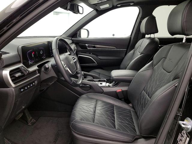 Photo of 2023 Black Kia Telluride
