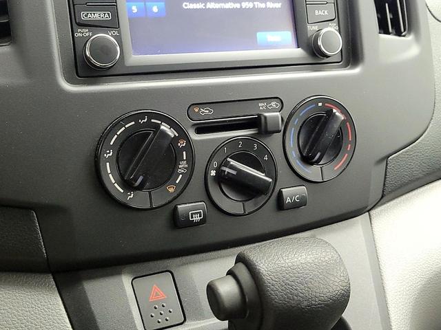 Photo of 2015 White Nissan NV200