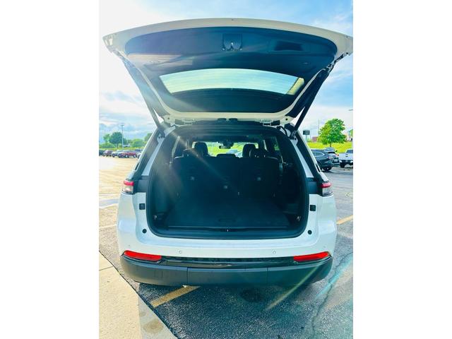 Photo of 2025 Bright White Clearcoat Jeep Grand Cherokee