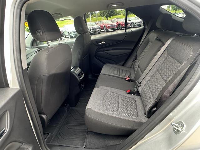 Photo of 2022 Silver Ice Metallic Chevrolet Equinox