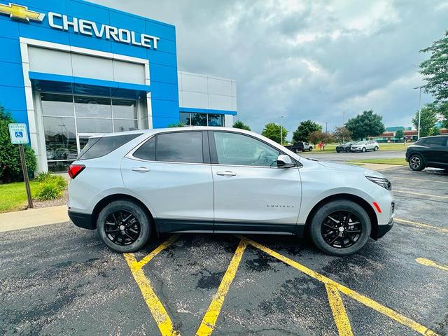 Photo of 2022 Silver Ice Metallic Chevrolet Equinox