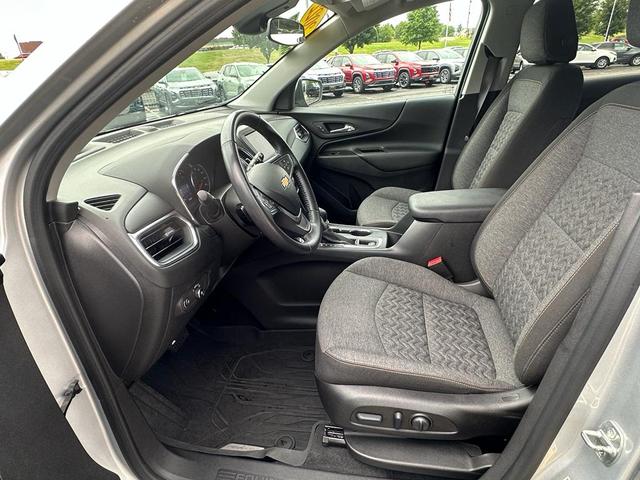 Photo of 2022 Silver Ice Metallic Chevrolet Equinox