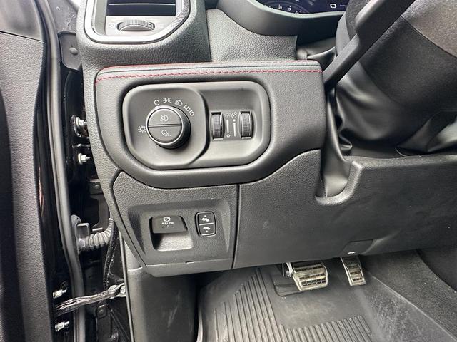 Photo of 2024 Diamond Black Crystal Pearlcoat RAM 1500