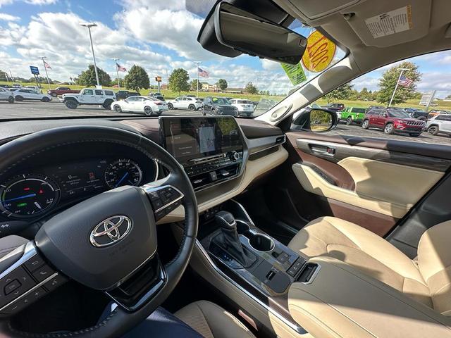 Photo of 2021 Opulent Amber Toyota Highlander Hybrid