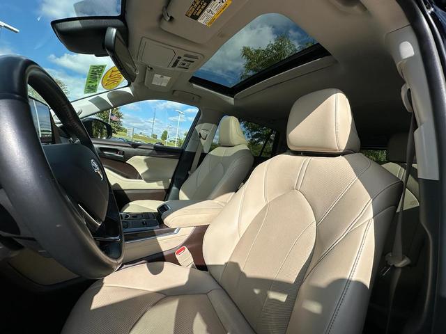 Photo of 2021 Opulent Amber Toyota Highlander Hybrid