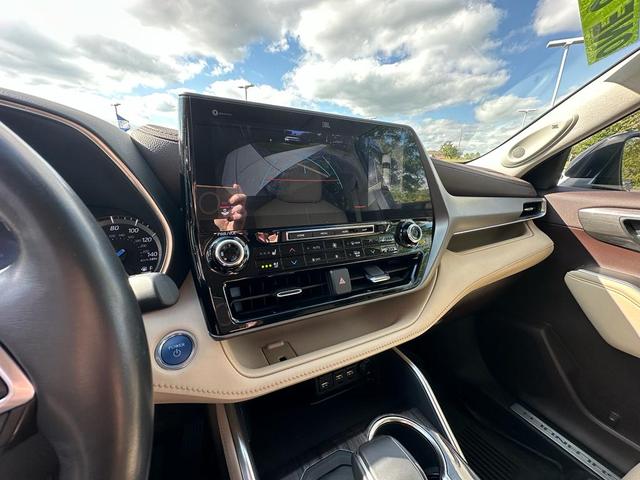 Photo of 2021 Opulent Amber Toyota Highlander Hybrid