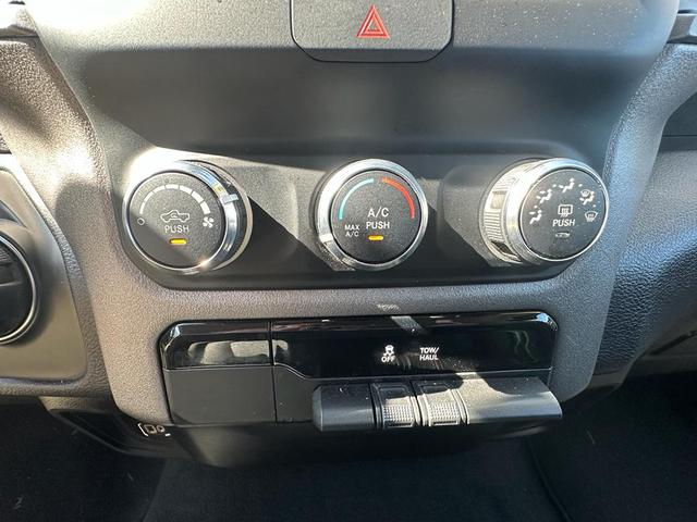 Photo of 2019 Granite Crystal Metallic Clearcoat RAM 1500
