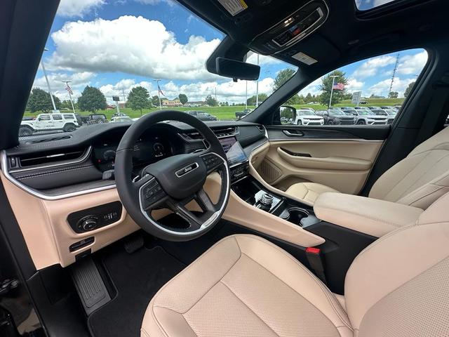 Photo of 2025 Diamond Black Crystal Pearlcoat Jeep Grand Cherokee