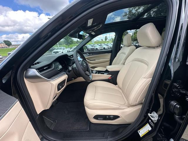 Photo of 2025 Diamond Black Crystal Pearlcoat Jeep Grand Cherokee