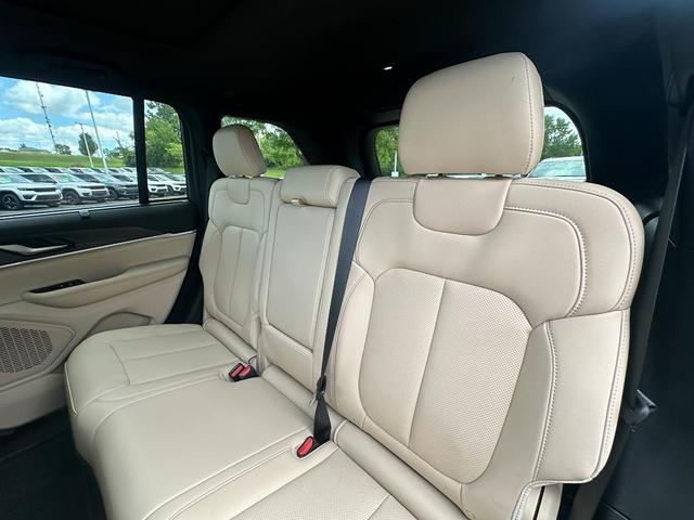 Photo of 2025 Diamond Black Crystal Pearlcoat Jeep Grand Cherokee