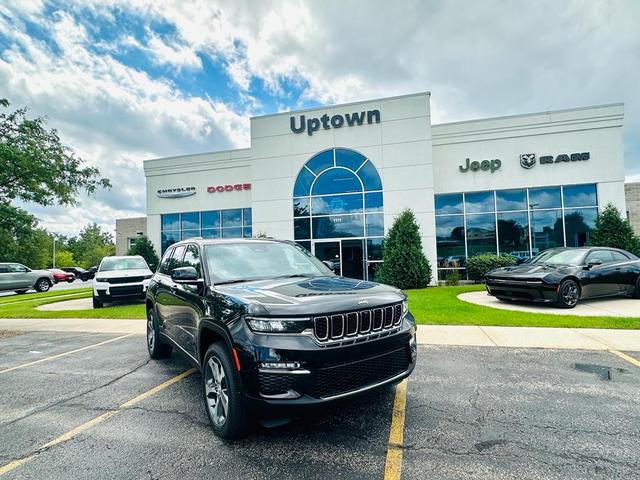 Photo of 2025 Diamond Black Crystal Pearlcoat Jeep Grand Cherokee