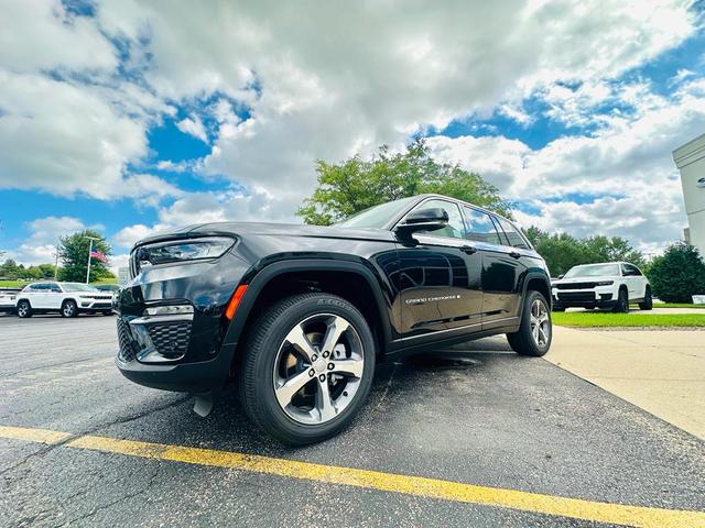 Photo of 2025 Diamond Black Crystal Pearlcoat Jeep Grand Cherokee