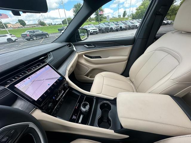 Photo of 2025 Diamond Black Crystal Pearlcoat Jeep Grand Cherokee