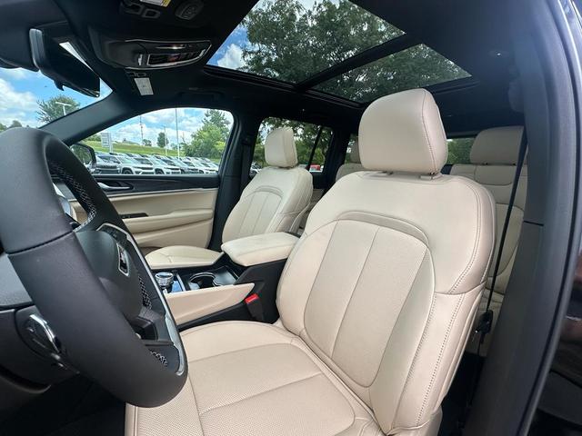 Photo of 2025 Diamond Black Crystal Pearlcoat Jeep Grand Cherokee