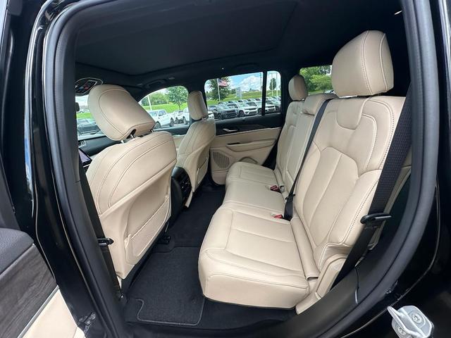 Photo of 2025 Diamond Black Crystal Pearlcoat Jeep Grand Cherokee