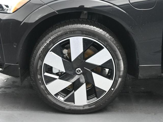 Photo of 2025 Onyx Black Metallic Volvo XC60 Plug-In Hybrid