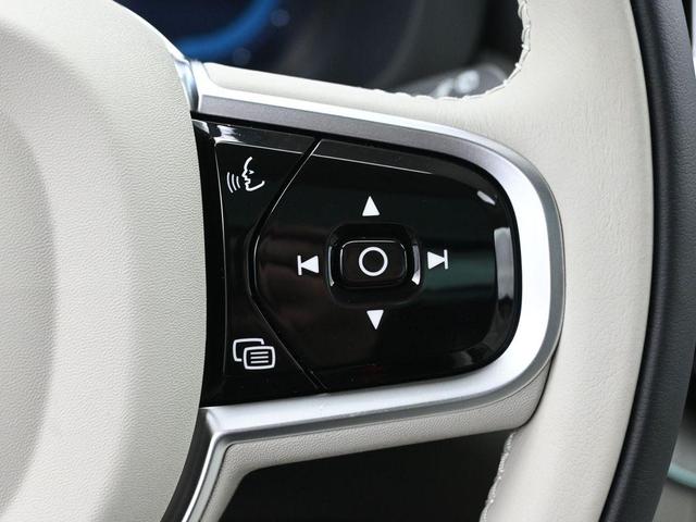 Photo of 2025 Onyx Black Metallic Volvo XC60 Plug-In Hybrid