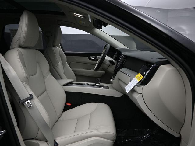 Photo of 2025 Onyx Black Metallic Volvo XC60 Plug-In Hybrid