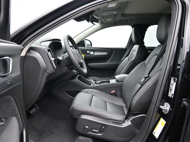 Photo of 2025 Onyx Black Metallic Volvo XC40