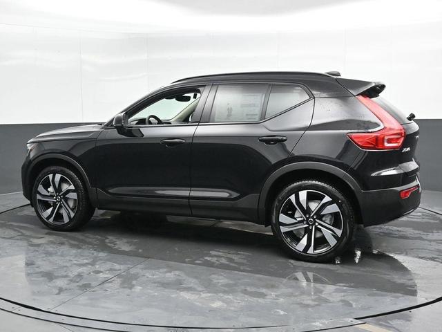 Photo of 2025 Onyx Black Metallic Volvo XC40
