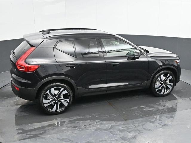 Photo of 2025 Onyx Black Metallic Volvo XC40