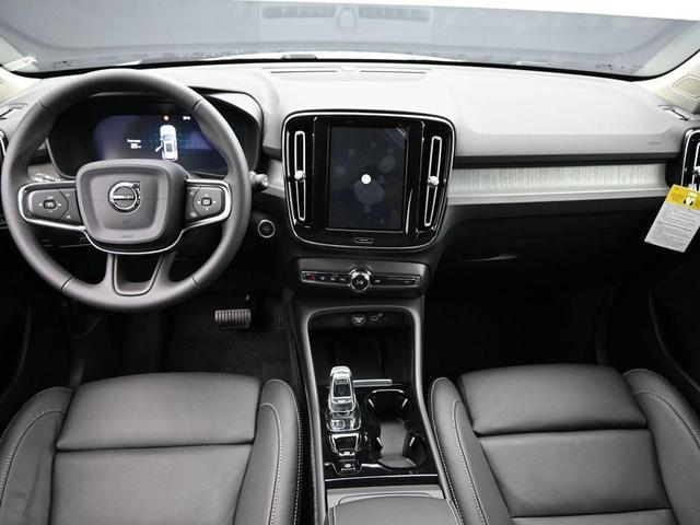 Photo of 2025 Onyx Black Metallic Volvo XC40