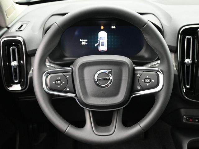Photo of 2025 Onyx Black Metallic Volvo XC40