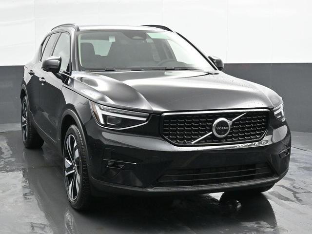 Photo of 2025 Onyx Black Metallic Volvo XC40