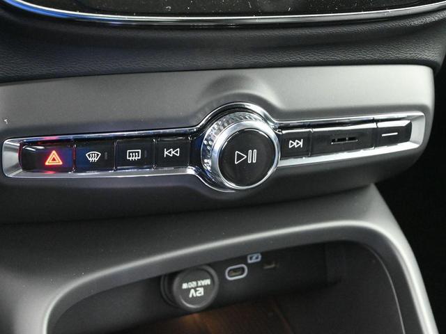 Photo of 2025 Onyx Black Metallic Volvo XC40