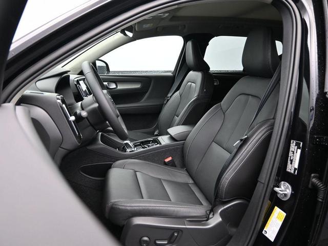 Photo of 2025 Onyx Black Metallic Volvo XC40