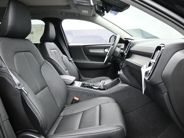 Photo of 2025 Onyx Black Metallic Volvo XC40