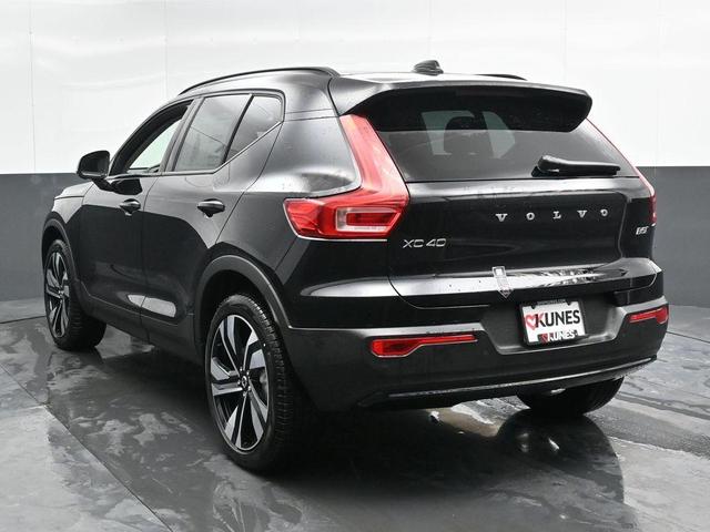 Photo of 2025 Onyx Black Metallic Volvo XC40