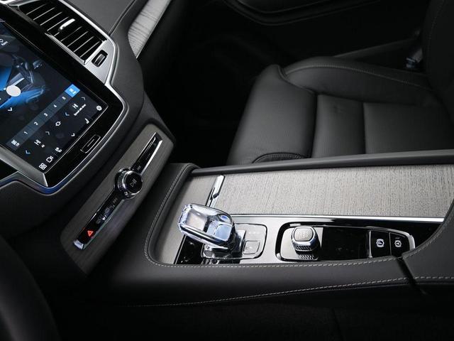 Photo of 2025 Metallic Volvo XC90 Plug-In Hybrid