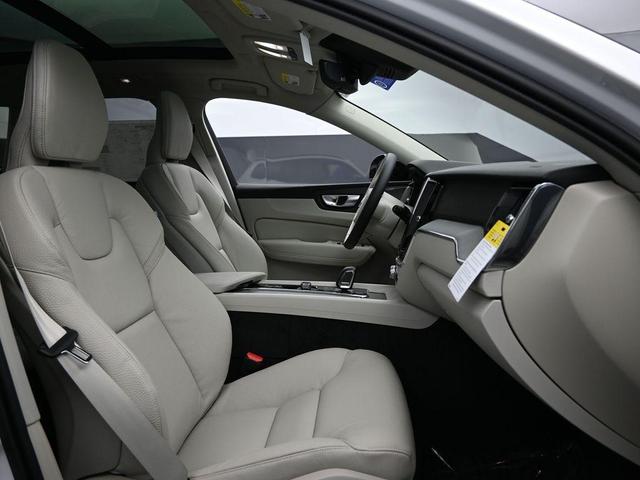 Photo of 2025 Crystal White Metallic Volvo XC60 Plug-In Hybrid