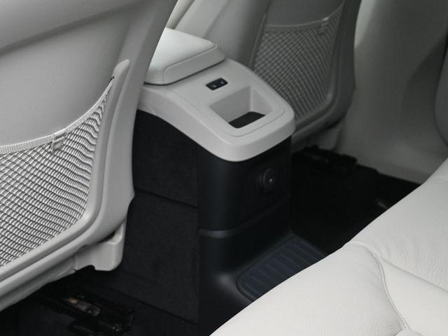 Photo of 2025 Crystal White Metallic Volvo XC60 Plug-In Hybrid