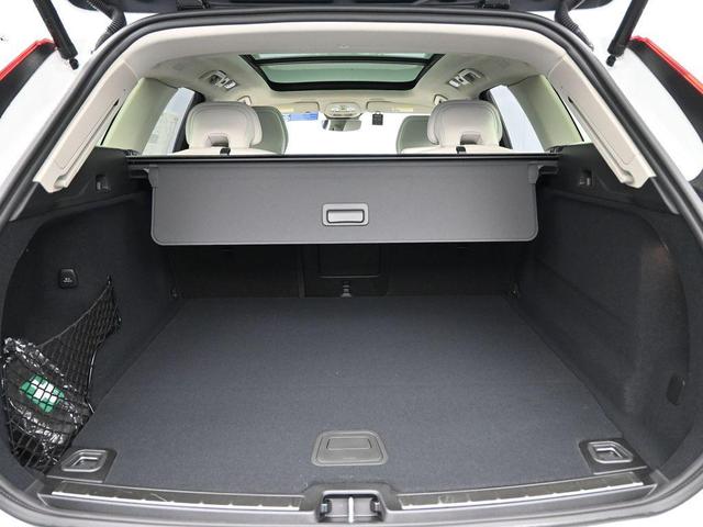 Photo of 2025 Crystal White Metallic Volvo XC60 Plug-In Hybrid