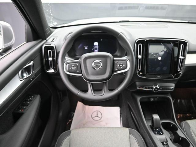 Photo of 2025 Metallic Volvo XC40