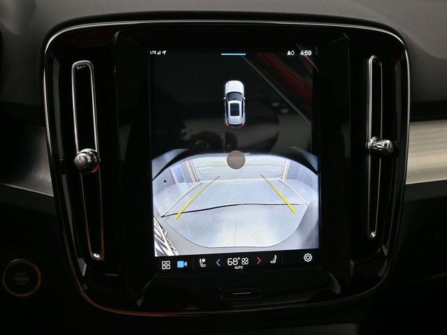 Photo of 2025 Metallic Volvo XC40
