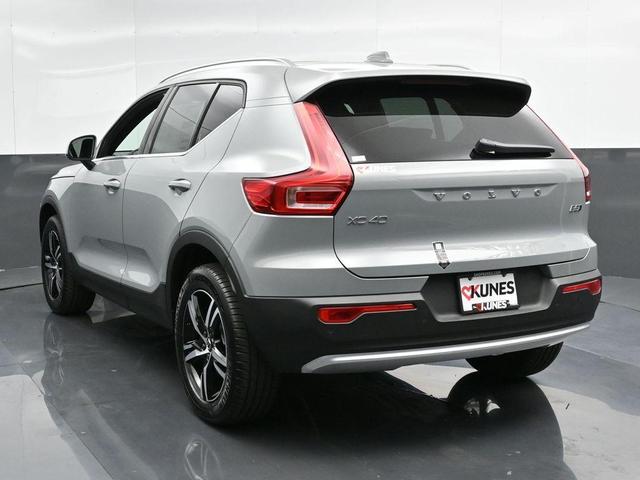 Photo of 2025 Metallic Volvo XC40