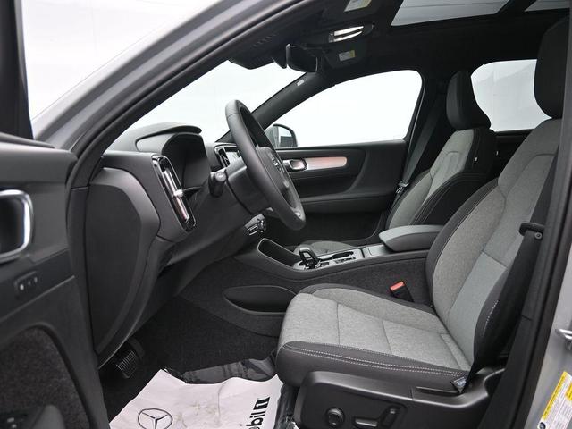 Photo of 2025 Metallic Volvo XC40