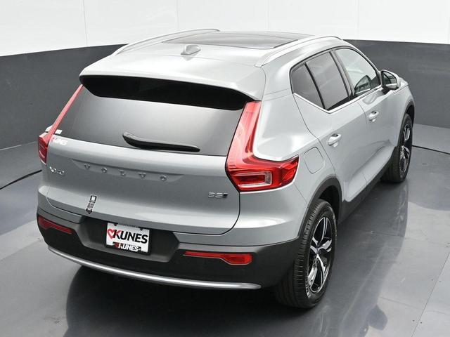 Photo of 2025 Metallic Volvo XC40